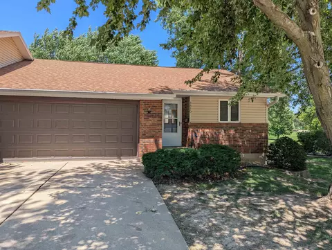 1810 Winchester Dr, Freeport, IL 61032