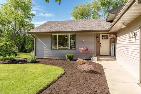 Exterior - 7812 Rhonda Dr, Roscoe, IL 61073 photo 3 of 8