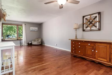 Living - 7812 Rhonda Dr, Roscoe, IL 61073 photo 4 of 9