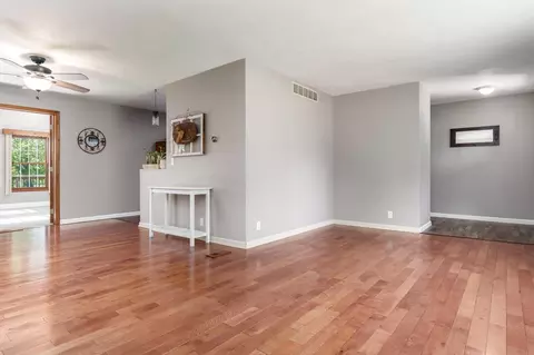 Living - 7812 Rhonda Dr, Roscoe, IL 61073 photo 2 of 9