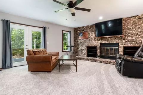 Living - 7812 Rhonda Dr, Roscoe, IL 61073 photo 8 of 9