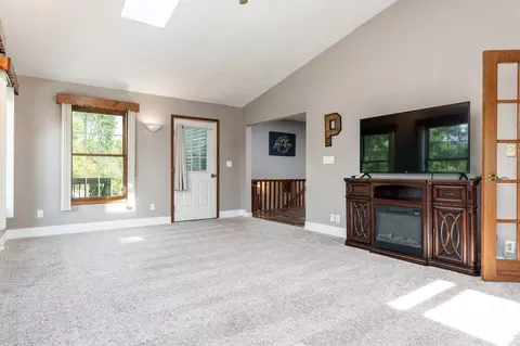Living - 7812 Rhonda Dr, Roscoe, IL 61073 photo 7 of 9