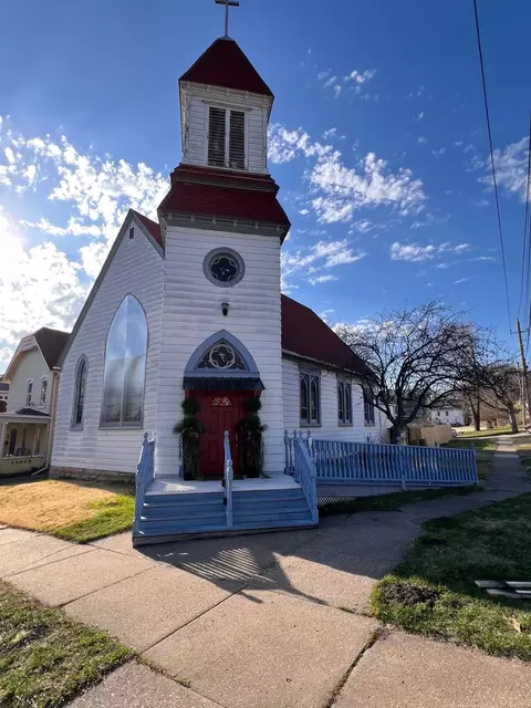 115 4th St, Savanna, IL 61074