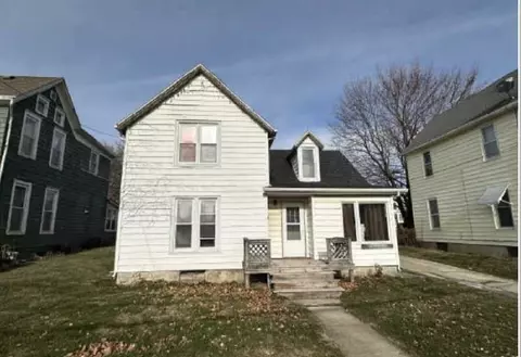 818 W Cottonwood St, Freeport, IL 61032