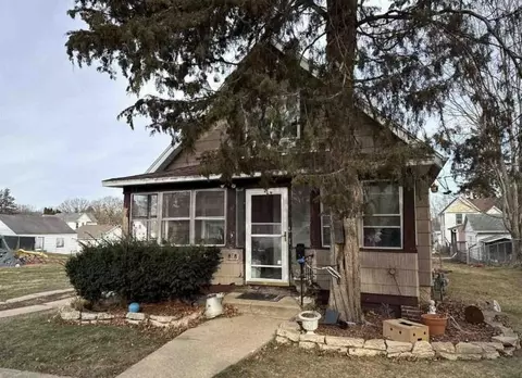 818 E Illinois St, Freeport, IL 61032