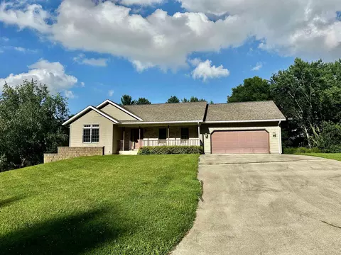 102 Lost Ln, Savanna, IL 61074