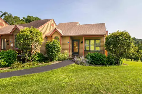 5 Oak Gln, Galena, IL 61036