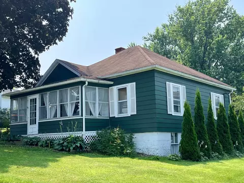 212 S Washington St, Elizabeth, IL 61028