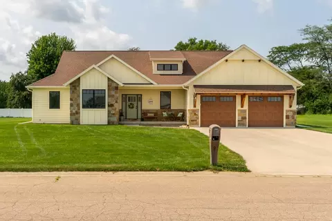 802 Ann Marie Dr, Utica, IL 61373