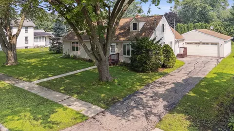 315 E 4th St, Byron, IL 61010