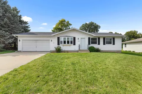 1028 W Meadows Dr, Freeport, IL 61032
