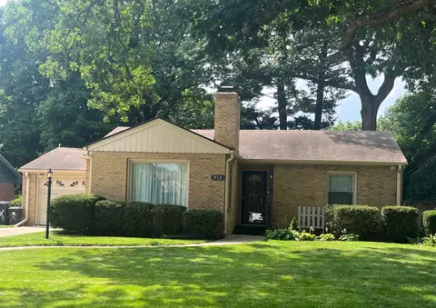 912 Parkwood Ave, Rockford, IL 61107