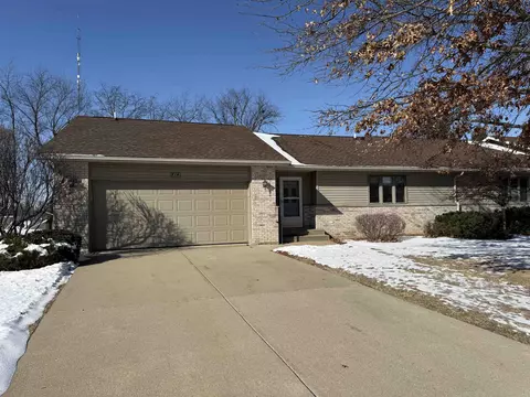 714 Seminole Dr, Freeport, IL 61032
