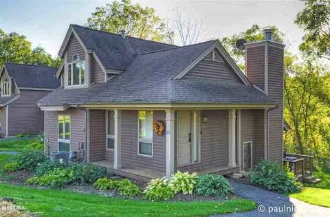 104 Walnut Hill Dr, Galena, IL 61036