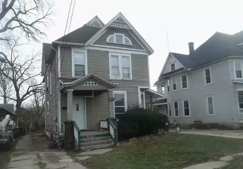 811-811 S 12 S Benton Ave, Freeport, IL 61032