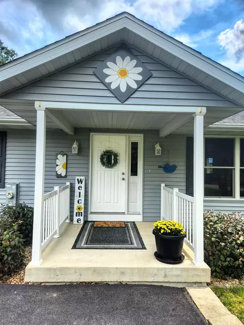 1-150 R Perry Ct, Lanark, IL 61046