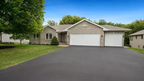 9337 River View Trl, Roscoe, IL 61073
