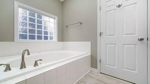Bath - 9337 River View Trl, Roscoe, IL 61073 photo 3 of 4
