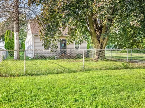 1734 Sandy Hollow Rd, Rockford, IL 61109