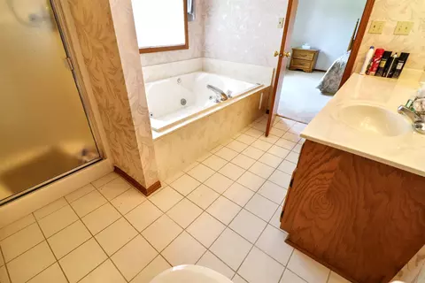 Bath - 2209 Hillside Ct, Freeport, IL 61032 photo 2 of 5
