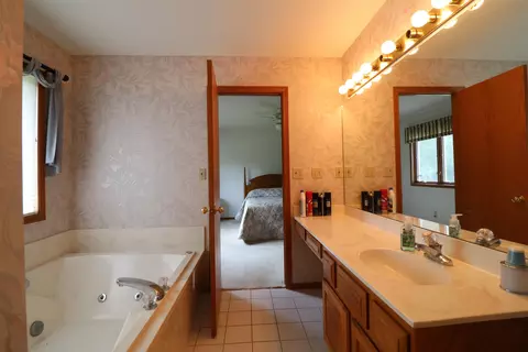 Bath - 2209 Hillside Ct, Freeport, IL 61032 photo 5 of 5