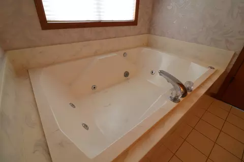 Bath - 2209 Hillside Ct, Freeport, IL 61032 photo 4 of 5