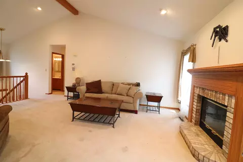 Living - 2209 Hillside Ct, Freeport, IL 61032 photo 2 of 3