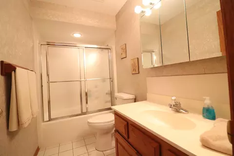 Bath - 2209 Hillside Ct, Freeport, IL 61032 photo 1 of 5