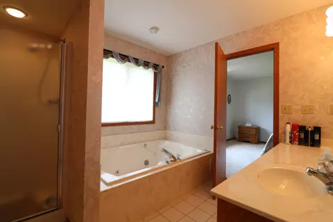 Bath - 2209 Hillside Ct, Freeport, IL 61032 photo 3 of 5