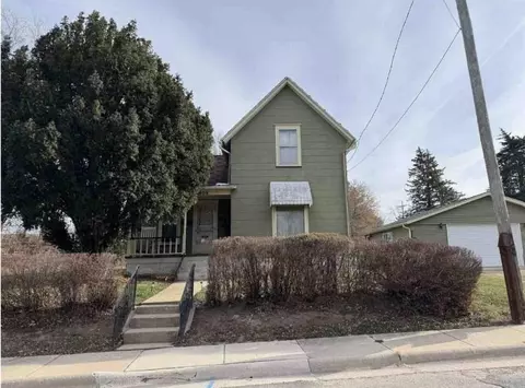 805 S Arcade Ave, Freeport, IL 61032