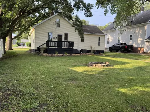 Exterior - 2116 1st St, Peru, IL 61354 photo 6 of 9