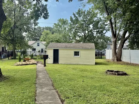 Exterior - 2116 1st St, Peru, IL 61354 photo 5 of 9