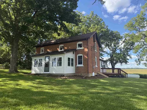 2368 W Winneshiek Rd, Freeport, IL 61032