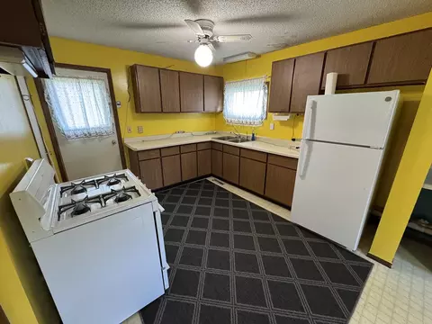 Kitchen - 74 Snow St, Chadwick, IL 61014 photo 3 of 5