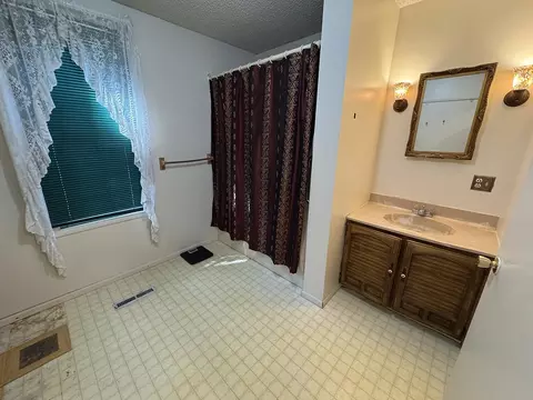 Bath - 74 Snow St, Chadwick, IL 61014 photo 1 of 3