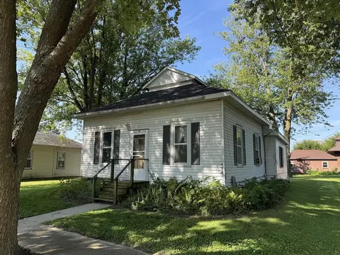 74 Snow St, Chadwick, IL 61014