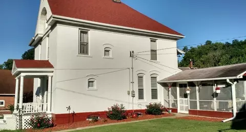 22 Van St, Savanna, IL 61074