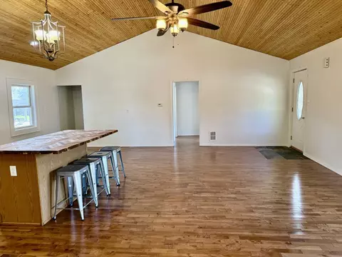 Living - 1403 Grant St, Peru, IL 61354 photo 2 of 4