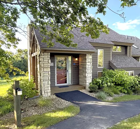 121 E Point Dr, Galena, IL 61036