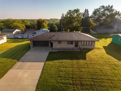 613 Clinton St, Galena, IL 61036