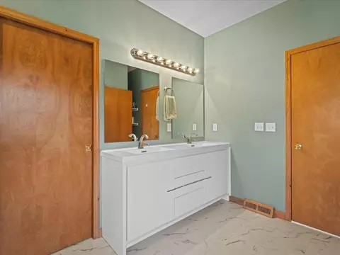 Bath - 198 Lake Summerset Dr, Lake Summerset, IL 61019 photo 3 of 6