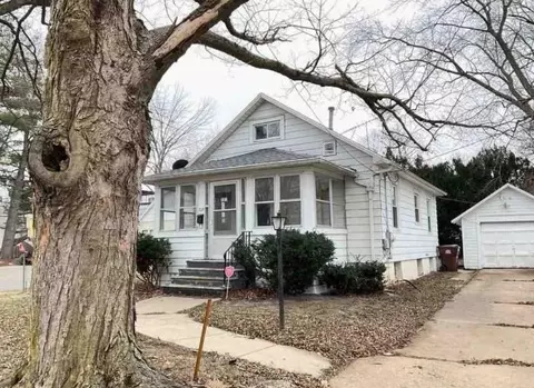 721 W American St, Freeport, IL 61032