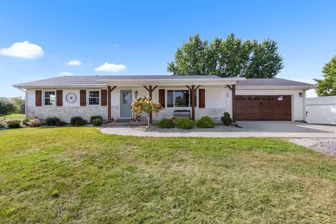 7813 E Wildwood Rd, Stillman Valley, IL 61084