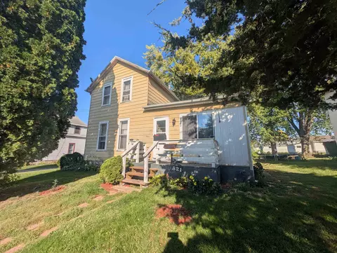 821 S Chippewa Ave, Freeport, IL 61032