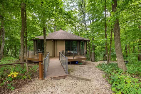 8 Lost Ridge Ln, Galena, IL 61036