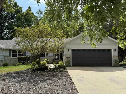 3421 Daren Dr, Freeport, IL 61032