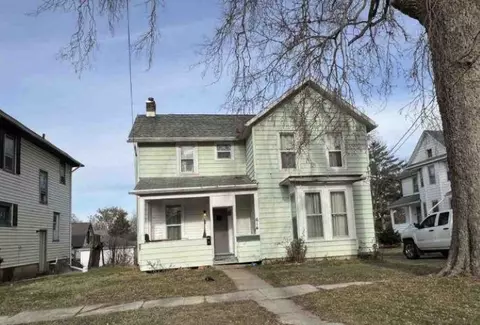 614 E Pleasant St, Freeport, IL 61032