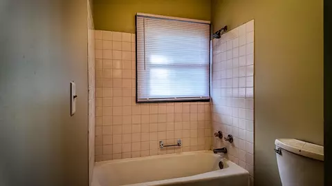 Bath - 772 S Carthage Dr, Freeport, IL 61032 photo 2 of 3