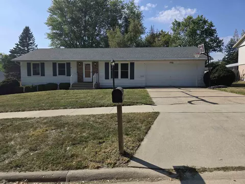 772 S Carthage Dr, Freeport, IL 61032