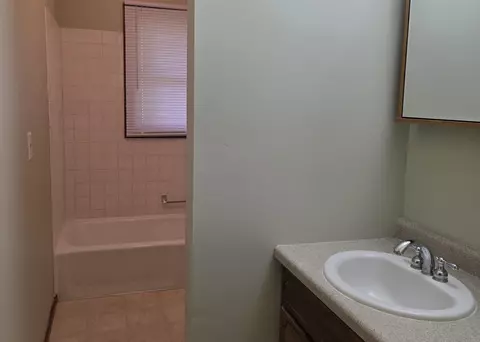 Bath - 772 S Carthage Dr, Freeport, IL 61032 photo 1 of 3